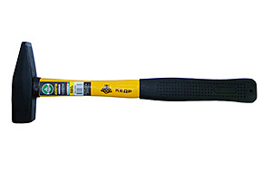 МОЛОТОК КОВАНЫЙ КЕДР СТЕКЛОПЛАСТ. ОБРЕЗИН. РУЧКА  200 Г (1/12/72)  055-0200